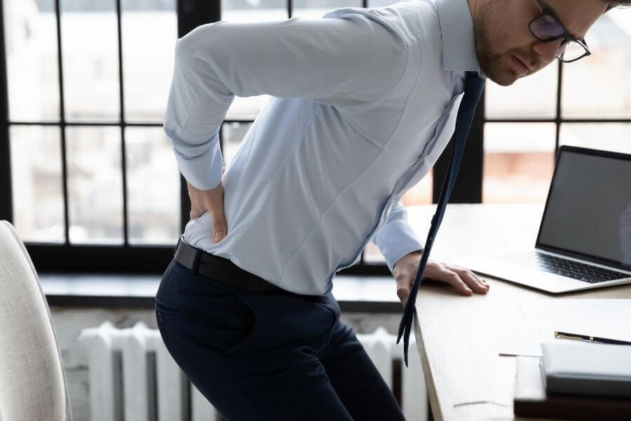 Milyen tényezők állhatnak a derékfájdalom mögött?