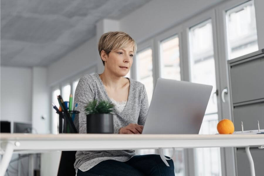 Az ülő életmódtól egyenes út vezet a porckopásig, előzd meg a bajt!