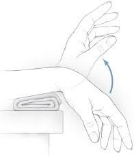 Csuklóhajlítás gyakorlat az asztalon.