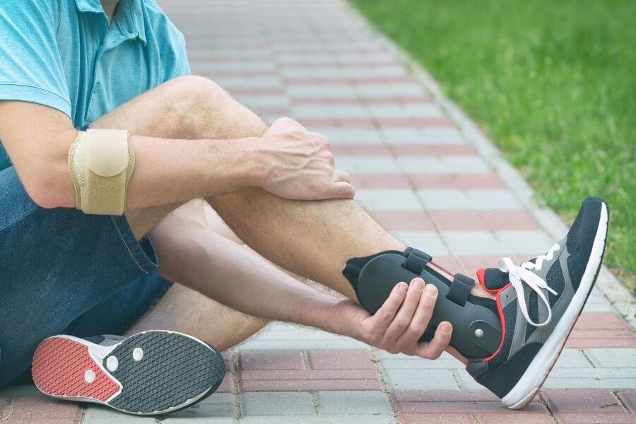 a bokaízület hirtelen fájdalmakat okoz gyógynövények a lábak ízületeinek fájdalmához